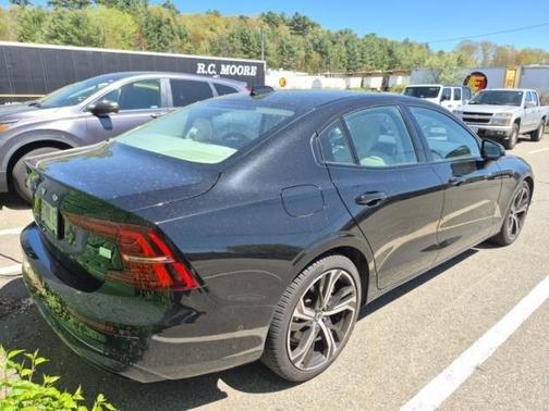 2023 Volvo S60 Recharge Plug-In Hybrid T8 Ultimate Dark Theme
