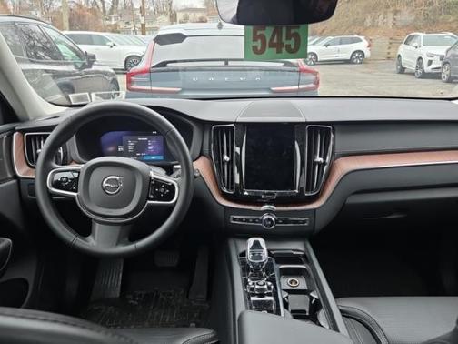 2023 Volvo XC60 B5 Ultimate Bright Theme