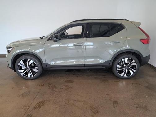 2025 Volvo XC40 B5 Plus Dark Theme