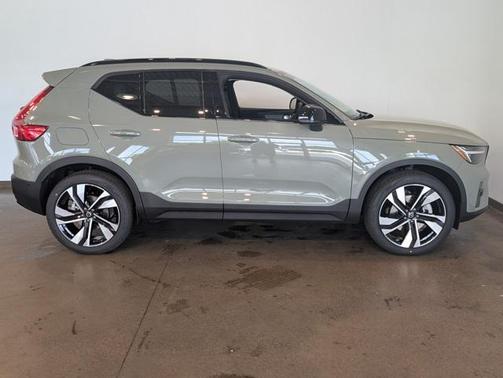 2025 Volvo XC40 B5 Plus Dark Theme