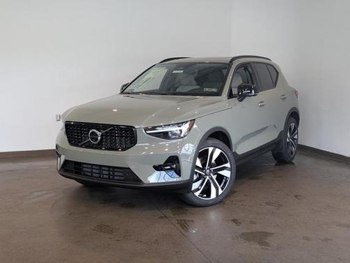 2025 Volvo XC40 B5 Plus Dark Theme