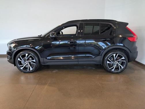 2022 Volvo XC40 T5 R-Design