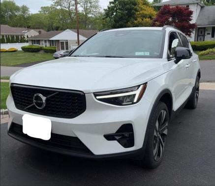 Crystal White Metallic 2023 Volvo XC40 B5 Plus Dark Theme