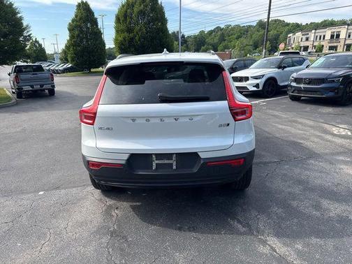 Crystal White Metallic 2023 Volvo XC40 B5 Plus Dark Theme