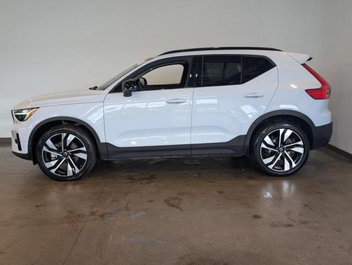 2024 Volvo XC40 B5 Plus Dark Theme