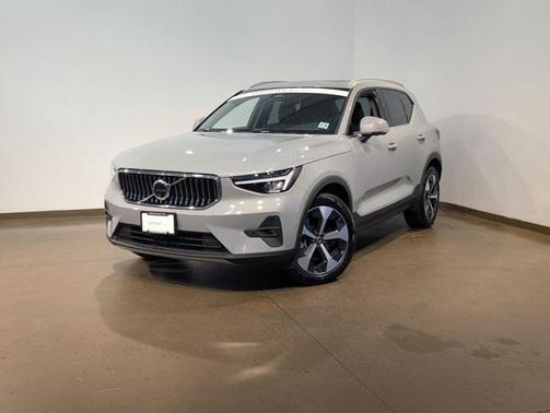 2025 Volvo XC40 B5 Plus Bright Theme