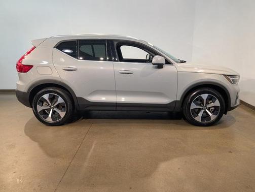 2025 Volvo XC40 B5 Plus Bright Theme