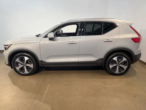 2025 Volvo XC40 B5 Plus Bright Theme