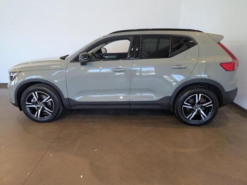 2023 Volvo XC40 B5 Plus Dark Theme