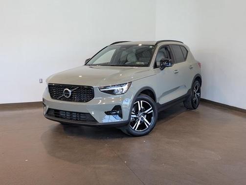 2023 Volvo XC40 B5 Plus Dark Theme