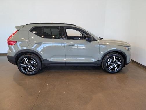 2023 Volvo XC40 B5 Plus Dark Theme