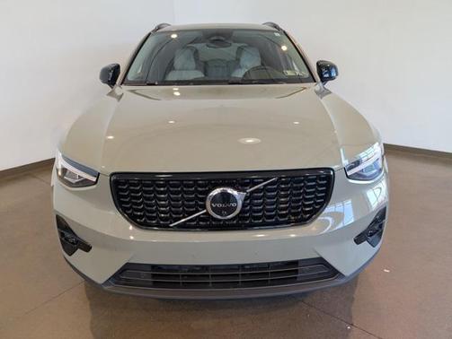 2023 Volvo XC40 B5 Plus Dark Theme