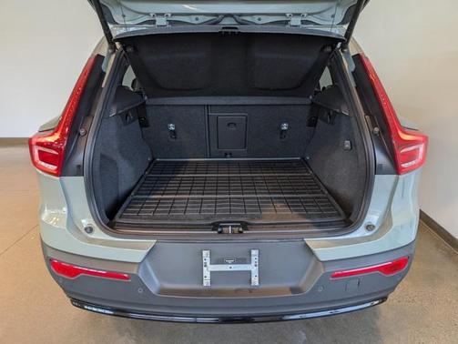 2023 Volvo XC40 B5 Plus Dark Theme