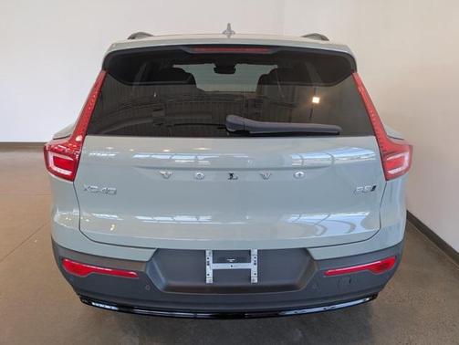 2023 Volvo XC40 B5 Plus Dark Theme