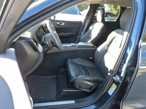 2022 Volvo XC60 B5 Inscription