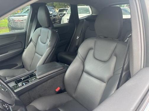 2022 Volvo XC60 B5 Momentum
