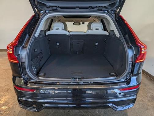 2025 Volvo XC60 Plug-In Hybrid T8 Plus