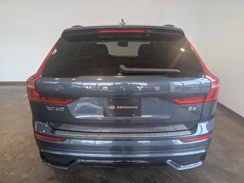 2022 Volvo XC60 B6 R-Design