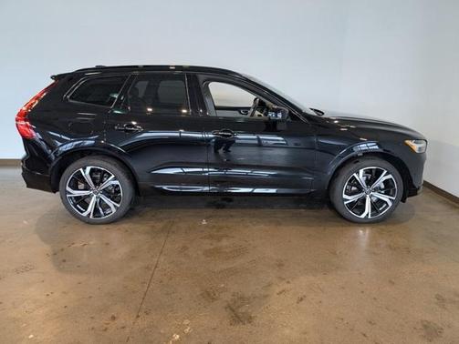 2024 Volvo XC60 B5 Ultimate Dark Theme