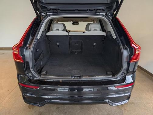 2024 Volvo XC60 B5 Ultimate Dark Theme