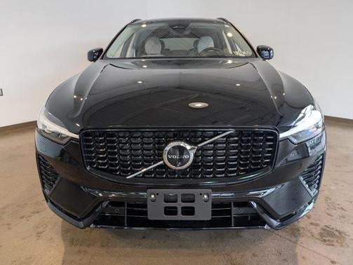 2024 Volvo XC60 B5 Ultimate Dark Theme