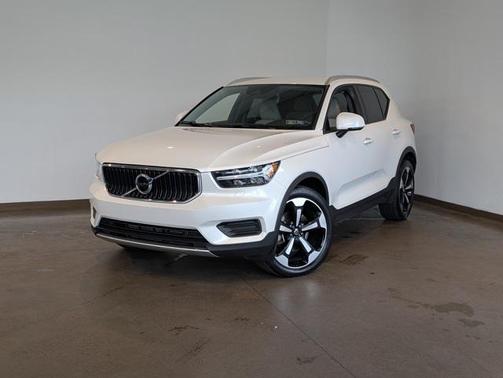 2022 Volvo XC40 T5 Momentum