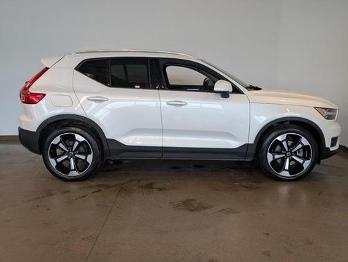 2022 Volvo XC40 T5 Momentum