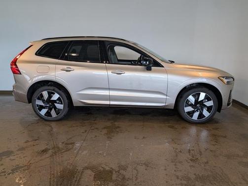 2025 Volvo XC60 Plug-In Hybrid T8 Plus
