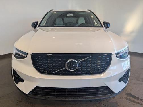 2026 Volvo XC40 Plus, B5 AWD Gas (mild hybrid), Dark