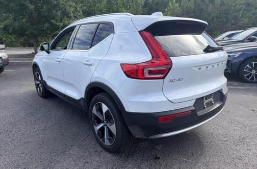 Crystal White Metallic 2023 Volvo XC40 B5 Plus Bright Theme