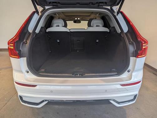 2023 Volvo XC60 B5 Plus Dark Theme