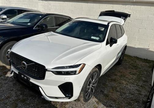 2023 Volvo XC60 B5 Plus Dark Theme