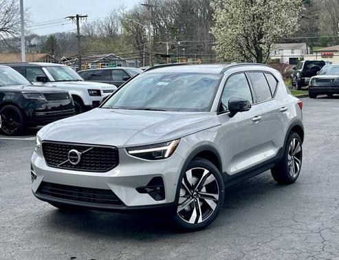 2025 Volvo XC40 B5 Ultra Dark Theme