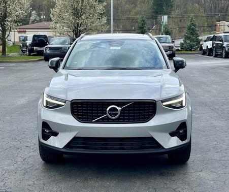 2025 Volvo XC40 B5 Ultra Dark Theme