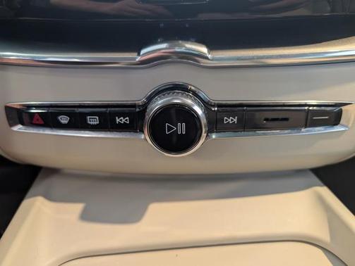 2025 Volvo XC60 B5 Core