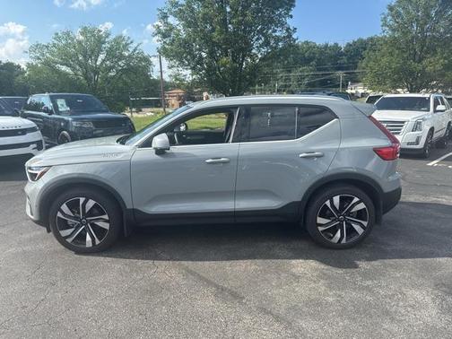2025 Volvo XC40 B5 Plus Bright Theme