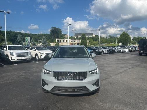 2025 Volvo XC40 B5 Plus Bright Theme
