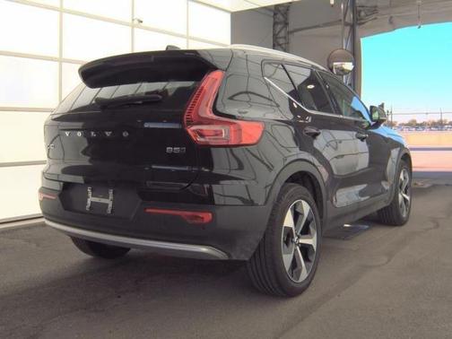 2025 Volvo XC40 B5 Plus Bright Theme
