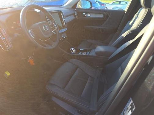 2025 Volvo XC40 B5 Plus Bright Theme