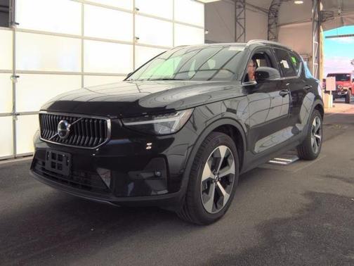 2025 Volvo XC40 B5 Plus Bright Theme