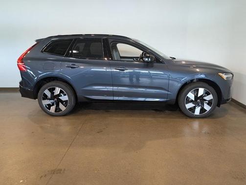 2025 Volvo XC60 Plug-In Hybrid T8 Plus