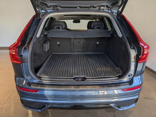 2023 Volvo XC60 B5 Plus Dark Theme