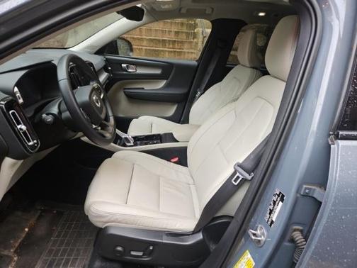 2023 Volvo XC40 B5 Plus Dark Theme