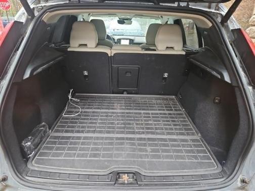 2023 Volvo XC40 B5 Plus Dark Theme