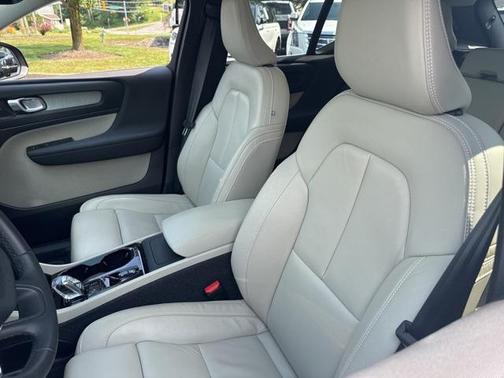 2023 Volvo XC40 B5 Ultimate Bright Theme
