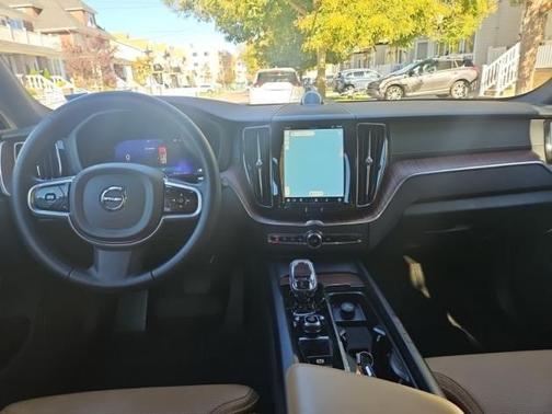 2023 Volvo XC60 B6 Ultimate Bright Theme