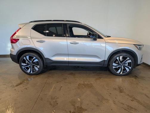 2023 Volvo XC40 B5 Plus Dark Theme