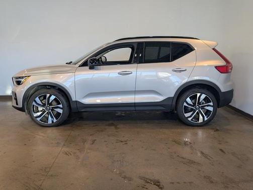 2023 Volvo XC40 B5 Plus Dark Theme