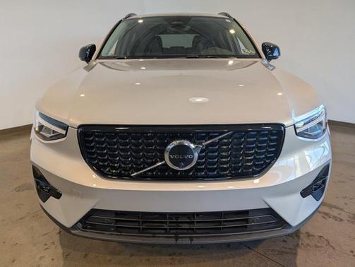 2023 Volvo XC40 B5 Plus Dark Theme