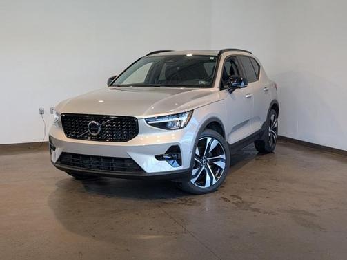 2023 Volvo XC40 B5 Plus Dark Theme